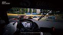 Gezichtspunt van de coureur die op een circuit rijdt met andere auto's.