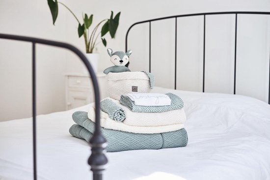 Grijze gebreide deken met wafelpatroon, crèmekleurige deken met ruitpatroon, en een wit washandje met 'love you' tekst.