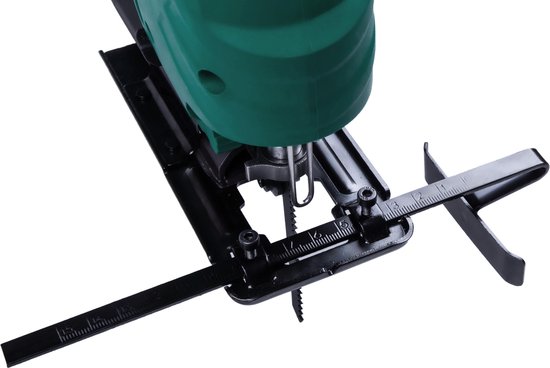 Detail van de voetplaat van de groene VONROC decoupeerzaag met instelbare lineaal.