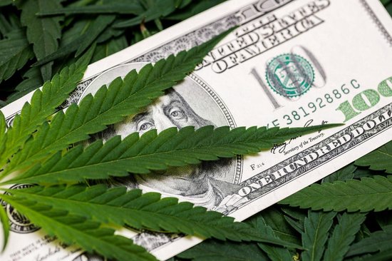 ? Drugs • Cannabis on Banknotes Canvas 150x100 cm • Foto print op Canvas schilderij ( Wanddecoratie woonkamer / slaapkamer / keuken / kantoor / bar / restaurant ) / Wiet Canvas Schilderijen / Poster