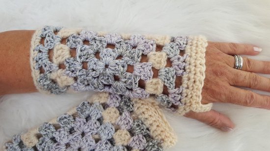 Handgemaakte vingerloze handschoenen / polswarmers in roomwit grijs lila met glinsterdraad gehaakt Maat L