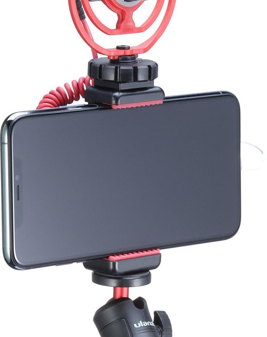 Close-up van een smartphone met microfoon op een statiefhouder.