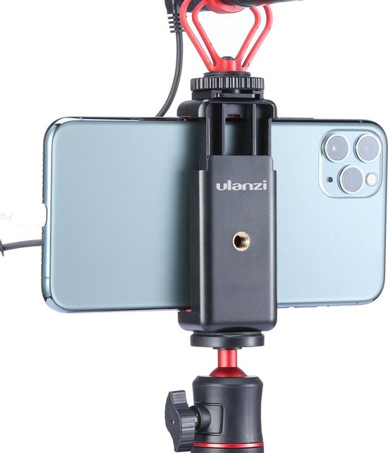 Smartphone met microfoon op een Ulanzi-houder en statief.