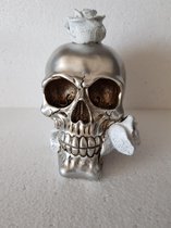 Skull, schedel, doodskop zilverkleurig met witte roosjes