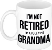Im not retired im a full time grandma koffiemok / theebeker - 300 ml - wit - oma / kantoorhumor / VUT / pensioen - grappige cadeau mok / beker voor collega