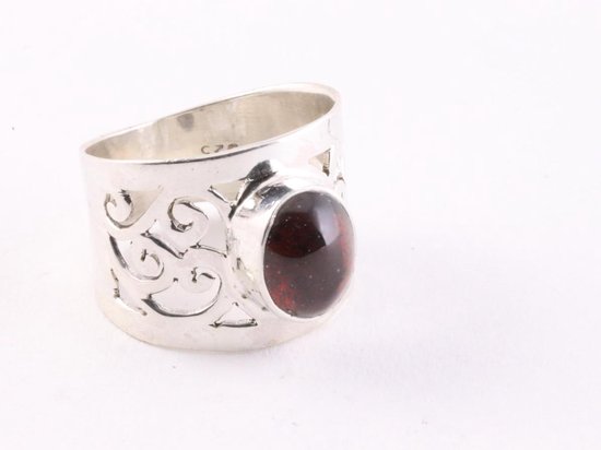 Opengewerkte zilveren ring met granaat