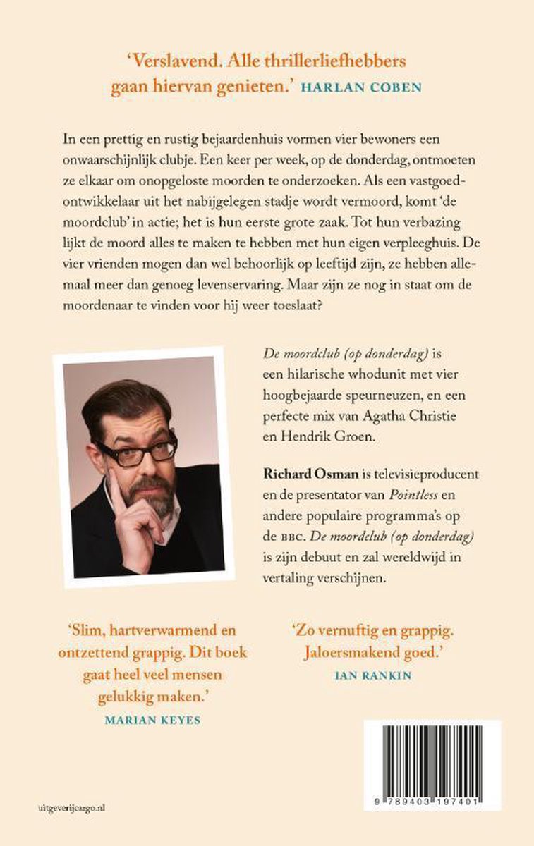 Achterkant van het boek met een foto van Richard Osman, recensies en de tekst 'De moordclub (op donderdag) is een hilarische whodunit'.