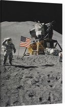 Astronaut salutes beside U.S. flag (maanlanding) - Foto op Plexiglas - 40 x 60 cm