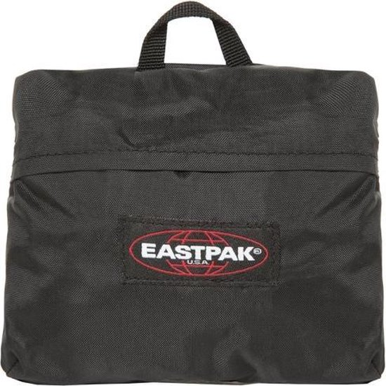 Opgevouwen zwarte Eastpak regenhoes met logo, op witte achtergrond.