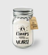 Kaars - Cheers to many more years! - Lichte vanille geur - In glazen pot - In cadeauverpakking met gekleurd lint