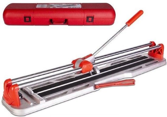 Tegelsnijder van Rubi, zilverkleurig met rode onderdelen, in een rode draagkoffer.