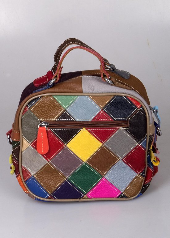 Veelkleurige leren patchwork tas met ruitvormig patroon en een ritssluiting aan de voorkant.