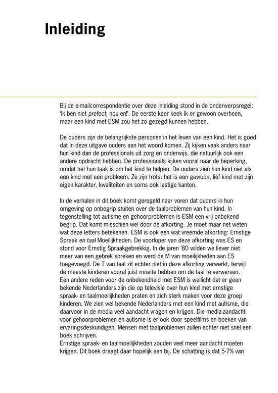 Een vrouw en een jongen kijken naar elkaar, zwart-wit foto.