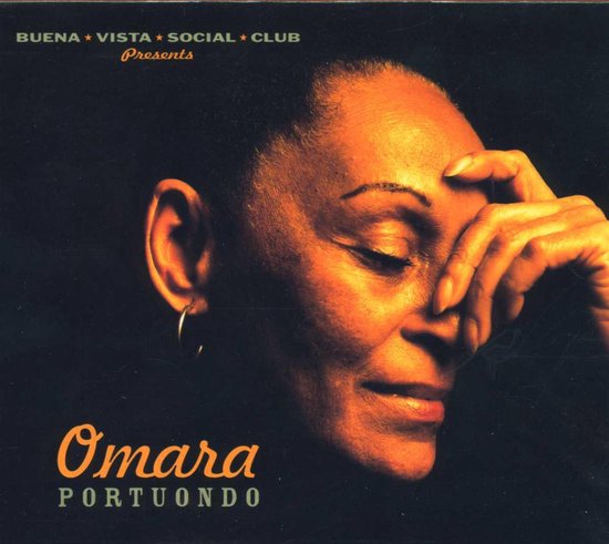 Buena Vista Social Club presenteert Omara Portuondo. Close-up van het gezicht van Omara Portuondo.