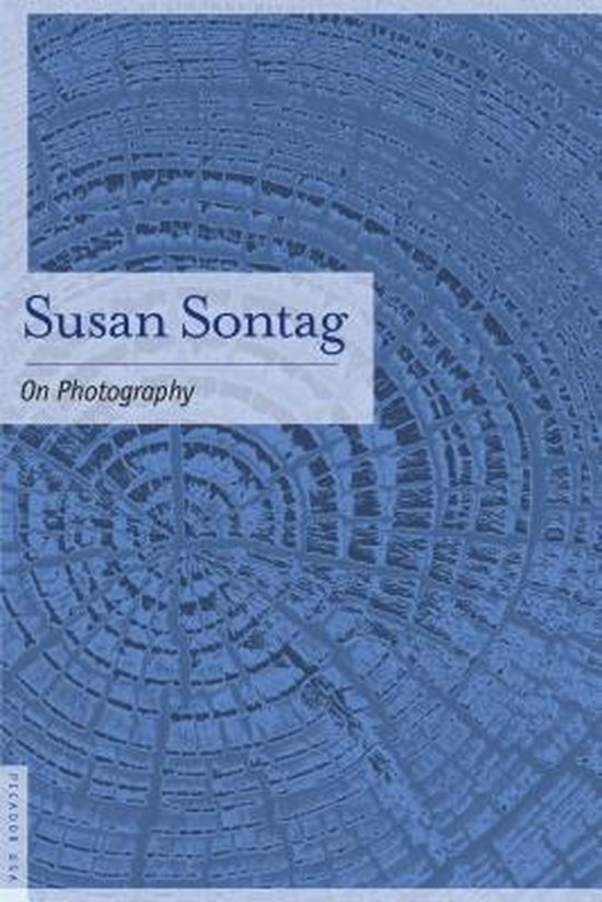 Boek "On Photography" van Susan Sontag met een blauwe, cirkelvormige textuur op de kaft.