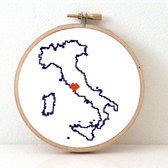 Italy borduurpakket  - geprint telpatroon om een kaart van Italië te borduren met een hart voor Rome  - geschikt voor een beginner