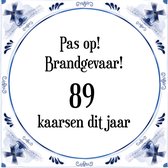 Verjaardag Tegeltje met Spreuk (89 jaar: Pas op! brandgevaar! 89 kaarsen dit jaar! + cadeau verpakking & plakhanger