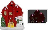 Kersthuisje rood met verlichting, sneeuwpop