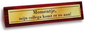 Benza - Desk Sign/Bureaubordjes - Momentje, mijn collega komt er zo aan!