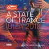 Een man in een leren jas staat met zijn vingers omhoog voor een abstracte oranje en blauwe achtergrond. A State Of Trance Ibiza 2018.