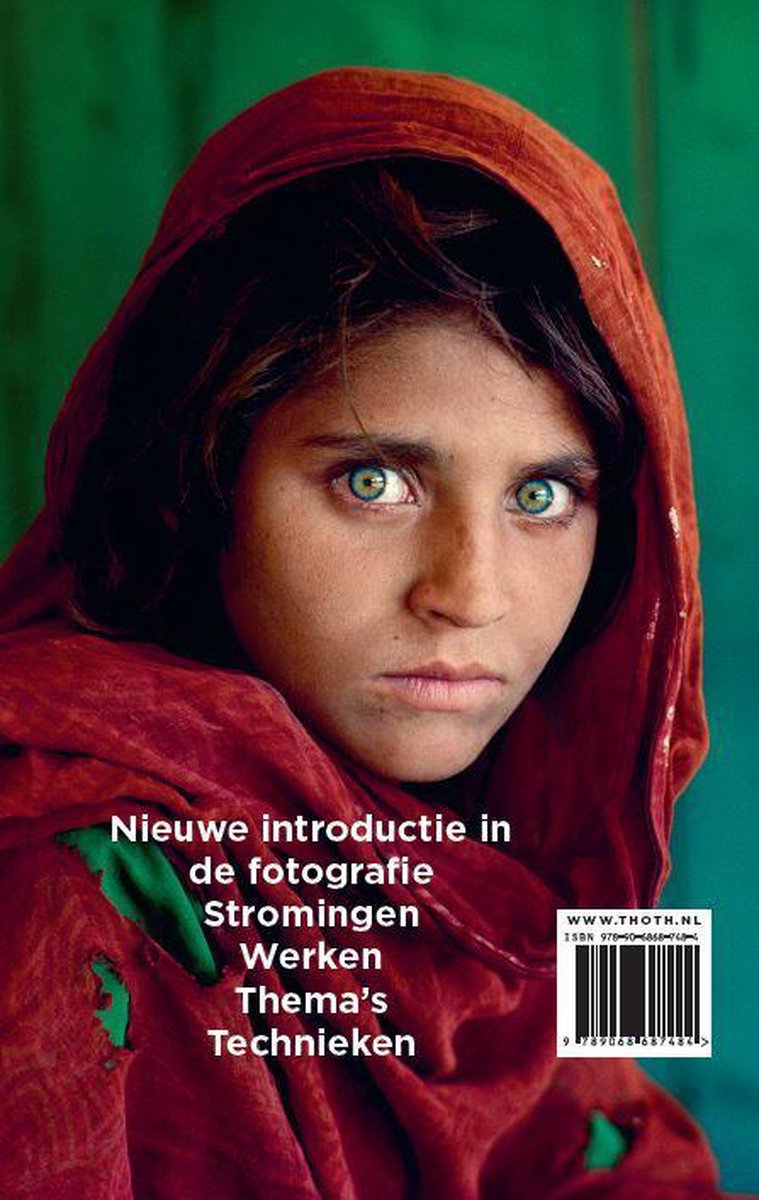 Een jong meisje met felblauwe ogen, gekleed in een rode sjaal.