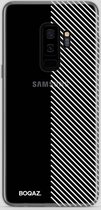 BOQAZ. Samsung Galaxy S9 hoesje - Plus hoesje - hoesje schuine strepen wit