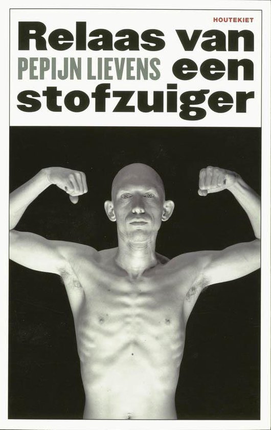 Een kale, gespierde man met grote oren buigt zijn biceps, met de tekst "Relaas van een stofzuiger".