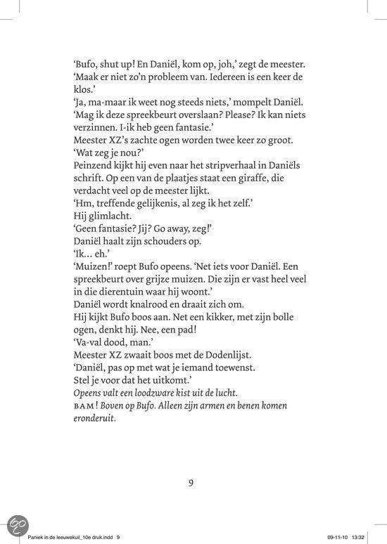 Een jongen in een trui kijkt op en leest een tekst uit een stripboek.