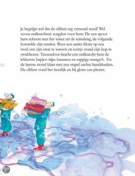 Twee olifanten met geschenken op hun hoofd lopen door ondiep water, een rode en een blauwe.