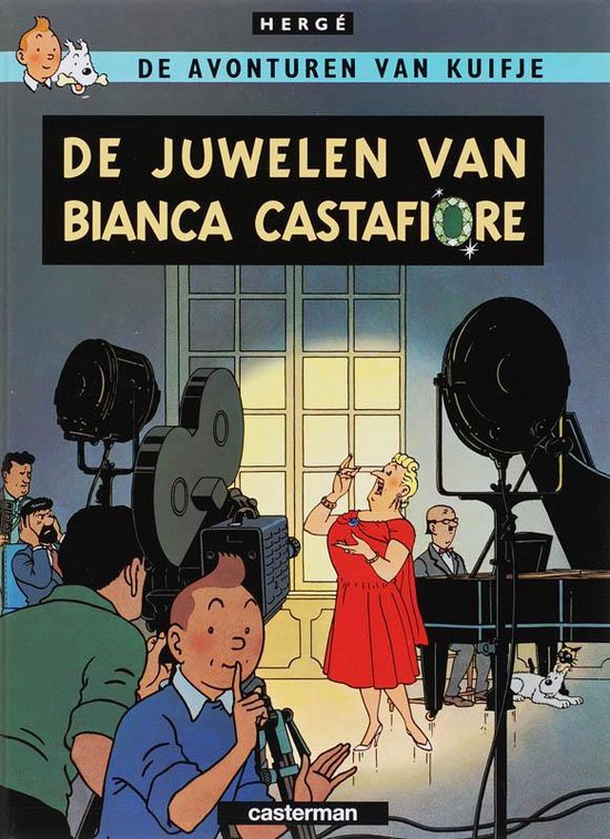 Kuifje stripboek "De juwelen van Bianca Castafiore". Bianca zingt met een diamanten ketting om haar nek. Kuifje kijkt met een camera.
