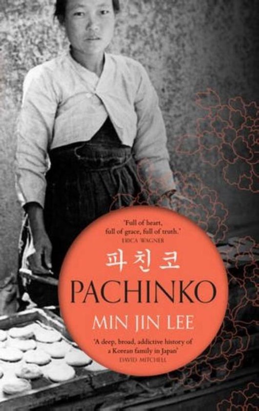 Boek 'Pachinko' van Min Jin Lee met op de voorkant een zwart-witfoto van een Koreaanse vrouw, met Koreaanse en Engelse tekst.