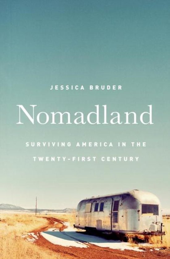Livre 'Nomadland' de Jessica Bruder, avec une caravane Airstream sur un chemin poussiéreux.