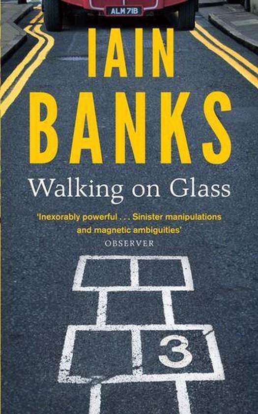 Boekomslag 'Walking on Glass' van Iain Banks, met een foto van een weg met een hopscotch-spel en de tekst 'IAIN BANKS Walking on Glass'.