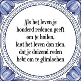 Tegeltje met Spreuk (Tegeltjeswijsheid): Als het leven je honderd redenen geeft om te huilen, laat het leven dan zien, dat je duizend redenen hebt om te glimlachen + Kado verpakkin