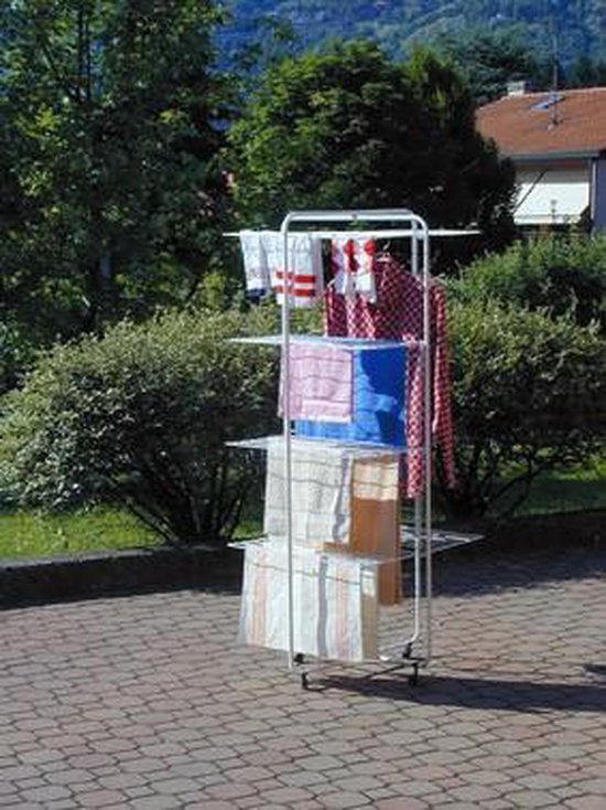 Witte droogtoren met 4 etages en was, buiten op een terras.