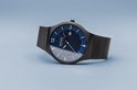Zwart horloge met blauwe wijzerplaat, zilveren indexen en datum. Subtiel kleurverloop op de wijzerplaat. Milanese band.