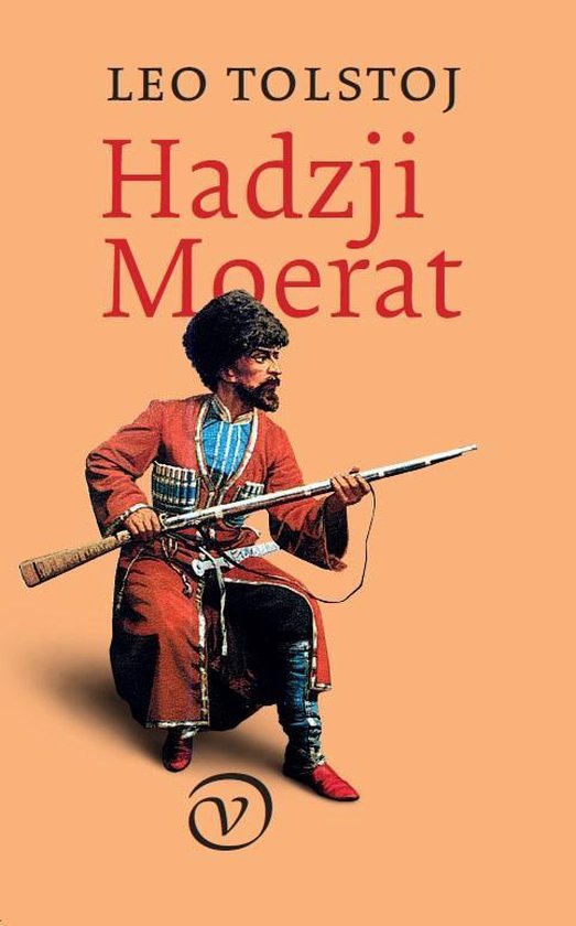 Boek "Hadzji Moerat" van Leo Tolstoj met op de cover een zittende man in rode kledij met een geweer.