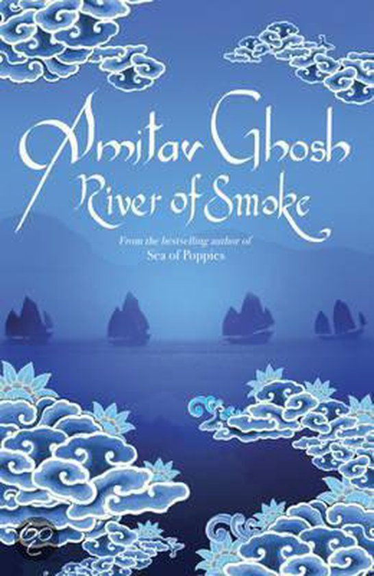 Boekcover River of Smoke van Amitav Ghosh, met schepen op een mistige rivier en blauwe wolken. Geschreven door de bestsellerauteur van Sea of Poppies.