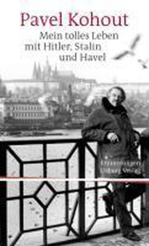 Boek 'Mein tolles Leben mit Hitler, Stalin und Havel' van Pavel Kohout, met een man voor Praagse kasteel.