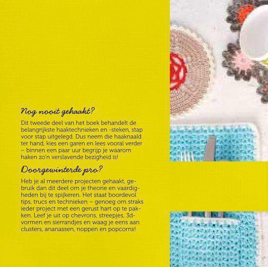 Boekpagina met gehaakte stoffen in blauw en grijs.