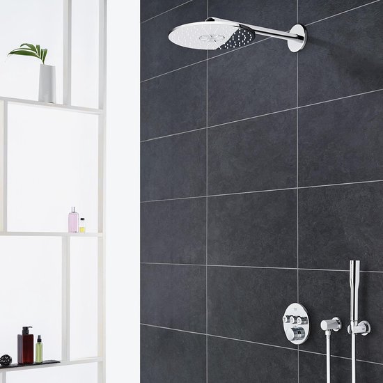 Douchekop met regenfunctie in chroom, met wandmontage en thermostaatkraan.
