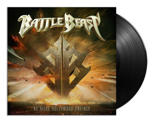 Albumhoes met de titel 'Battle Beast No More Hollywood Endings'. Goudkleurig logo, luchtschip-achtige constructie, vliegtuigen en stedenlandschap.