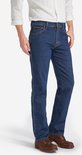 Blauwe Wrangler jeans, regular fit, gedragen met wit gestreept overhemd en bruine schoenen, zij-aanzicht.