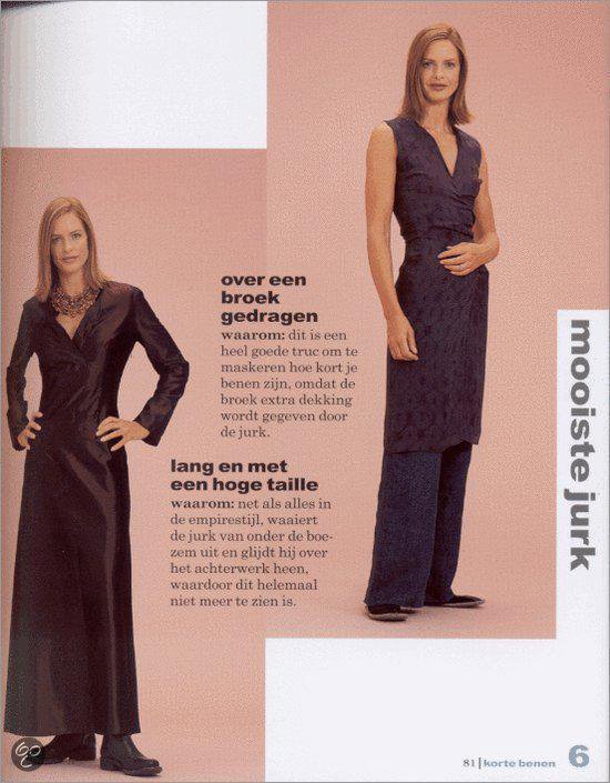 Model in een lange donkerblauwe jurk en een model in een donkerblauwe overslagjurk met een broek eronder.