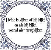 Tegeltje met Spreuk (Tegeltjeswijsheid): Liefde is kijken of hij kijkt en als hij kijkt, vooral niet terugkijken + Kado verpakking & Plakhanger