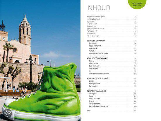 Grote groene sneaker op de achtergrond van een kerk en tafel met inhoudsopgave.
