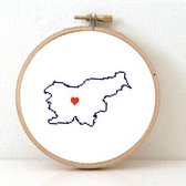 Slovenia borduurpakket  - geprint telpatroon om een kaart van Slovenië te borduren met een hart voor Ljubljana  - geschikt voor een beginner