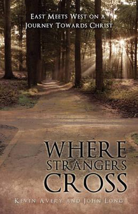 Boekomslag met tekst 'Where Strangers Cross', 'East Meets West on a Journey Towards Christ'. Bospad met zonlicht.