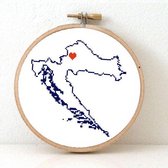 Croatia borduurpakket  - geprint telpatroon om een kaart van Kroatië te borduren met een hart voor Zagreb  - geschikt voor een beginner