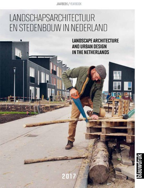Een man met een pet zaagt met een handzaag op een stapel pallets. Jaarboek Landschapsarchitectuur en stedenbouw in Nederland 2017.